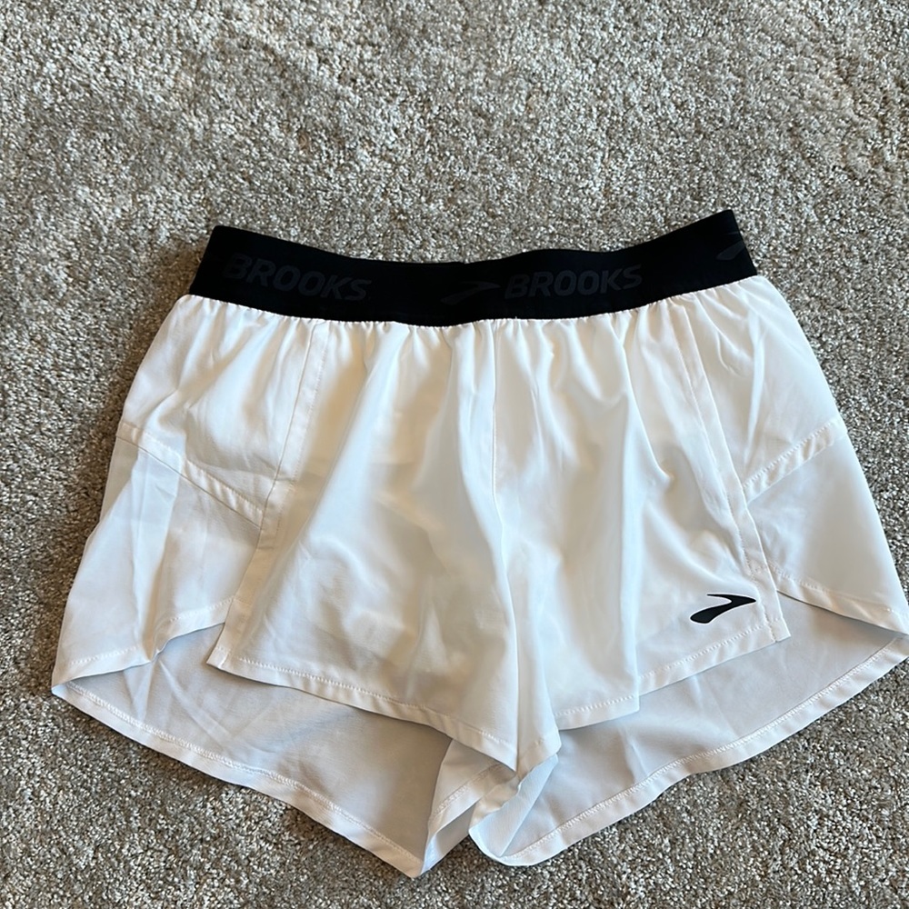 BROOKS WHITE RUNNING SHORTS S